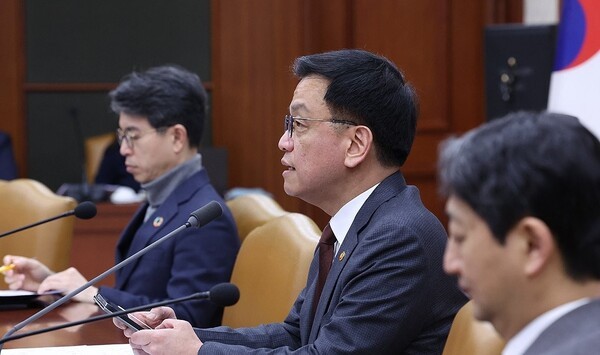 최상목 대통령 권한대행 부총리 겸 기획재정부 장관이 5일 정부서울청사에서 열린 '국정현안관계장관회의 겸 경제관계장관회의 겸 산업경쟁력강화관계장관회의'를 주재하고 있다. [출처=연합뉴스]