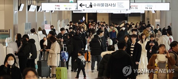 본격적인 설 연휴에 들어선 지난달 26일 서울 강서구 소재 김포공항 국제선 청사가 여행객으로 붐비고 있다. [출처=연합뉴스]