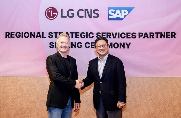 내한신 LG CNS 엔터프라이즈솔루션사업부장 전무(오른쪽)와 폴 매리어트 SAP 아시아태평양지역 사장(왼쪽)이 RSSP 이니셔티브 협약식 기념사진을 촬영하고 있는 모습 [출처=LG CNS]