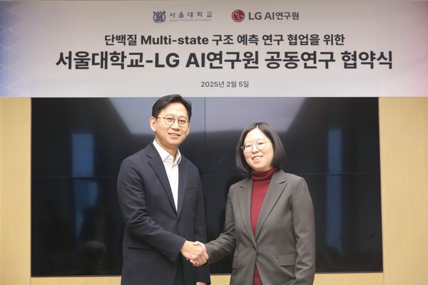 배경훈 LG AI연구원장(사진 왼쪽)과 백민경 서울대 교수가 AI와 Bio의 융합 연구를 위해 손을 맞잡았다. [출처=LG]