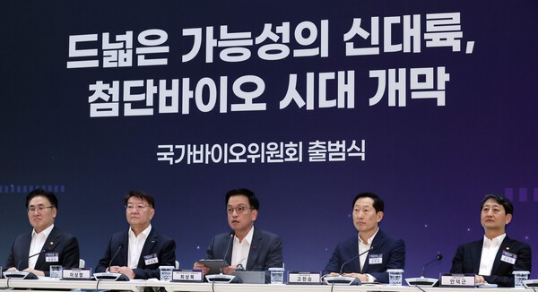 최상목 대통령 권한대행 부총리 겸 기획재정부 장관이 23일 서울 동대문구 서울바이오허브 글로벌센터에서 열린 국가바이오위원회 출범식에서 발언하고 있다. [제공=연합]