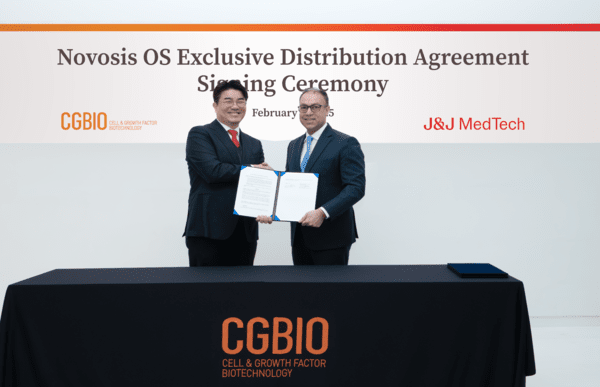 왼쪽부터 유현승 시지바이오 대표, 비슈누 칼라 존슨앤드존슨 메드테크 아시아 태평양 지역 회장이 체결식을 맺고 있는 모습. [제공=존슨앤드존슨 메드테크]