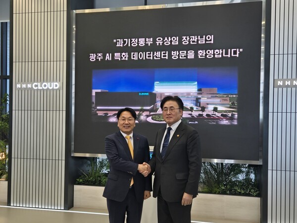 유상임 과학기술정보통신부 장관(우) [출처=과학기술정보통신부]