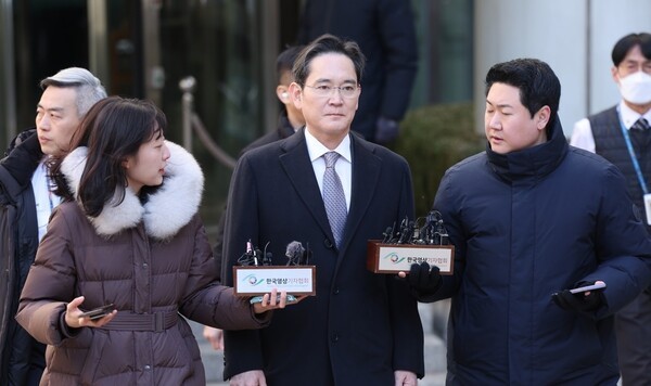 이재용 삼성전자 회장이 3일 오후 서초구 서울고법에서 열린 그룹 경영권 승계 관련 부당합병·회계부정 의혹 항소심 선고공판에서 무죄 판결을 받은 뒤 법원을 나서고 있다.[출처=연합]