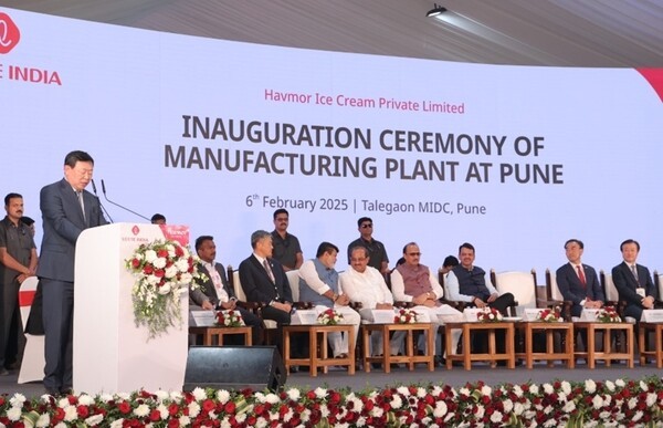 롯데는 6일 인도 푸네시에서 하브모어 신공장 준공식을 개최했다. 신공장은 롯데웰푸드가 2017년 하브모어를 인수한 이후 처음 증설한 생산시설이다. 신동빈 롯데 회장(왼쪽)이 신공장 준공식에서 축사를 하고 있다. [출처=롯데]