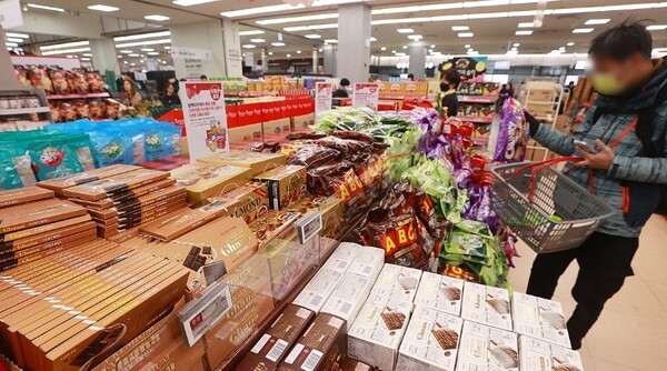 식품업계가 최근 이상 기후로 일부 식재료 가격이 급등한 상황에서 원·달러 환율 상승 여파로 수입 단가도 높아진 데 따른 원가 부담으로 인해 빵, 과자, 음료 등 가공식품의 가격 인상에 나서고 있다. 서울의 한 대형마트에서 한 소비자가 장을 보고 있다. [출처=연합뉴스]