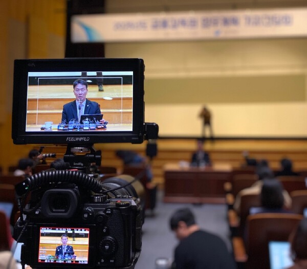 이복현 금융감독원장은 10일 올해 거시 경제 불확실성이 커진 만큼 금융시장과 시스템 불안 요인에 어느 때보다 기민하게 대응해 나가겠다고 강조했다.[출처=EBN 김남희 ]