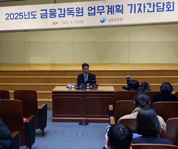 이복현 금융감독원장은 10일 올해 거시 경제 불확실성이 커진 만큼 금융시장과 시스템 불안 요인에 어느 때보다 기민하게 대응해 나가겠다고 강조했다.[출처=EBN 김남희 ]