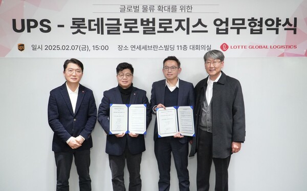 왼쪽부터 정진영 롯데글로벌로지스 라스트마일본부장, 강병구 롯데글로벌로지스 대표이사, 샘 헝UPS 대한민국·일본·타이완 담당 사장, 서보국 UPS Korea 사장[출처=롯데글로벌로지스]