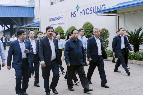 팜민찐 베트남 총리(사진 앞줄 왼쪽에서 세번째)가 HS효성 꽝남 생산법인을 방문해 공장을 둘러보고 있다.[출처=HS효성]