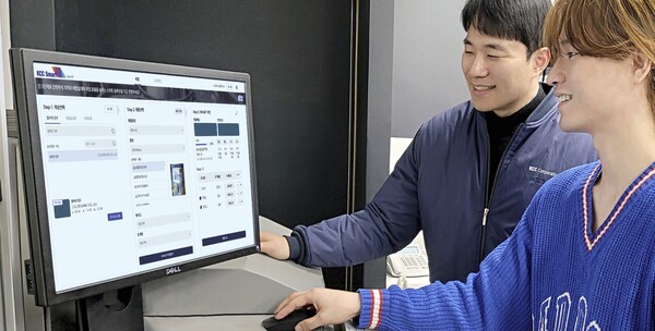KCC 대리점 관계자가 'KCC 스마트 2.0'을 사용하는 모습 [출처=KCC]