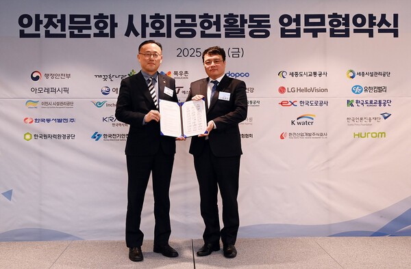 (왼쪽부터)이한경 행정안전부 재난안전관리본부장 과 김정민 휴롬 고객경영본부장 [출처=휴롬]