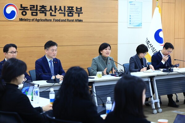 송미령 농식품부 장관이 지난달 20일 정부세종청사에서 기자간담회를 열고 트럼프 2기 행정부 출범이 국내 농업계에 미치는 영향과 관련해 "불확실한 상황"이라며 "어떤 상황이 있을지 모르니, 다각도로 대응책을 준비 중"이라고 말했다. [출처=농식품부]