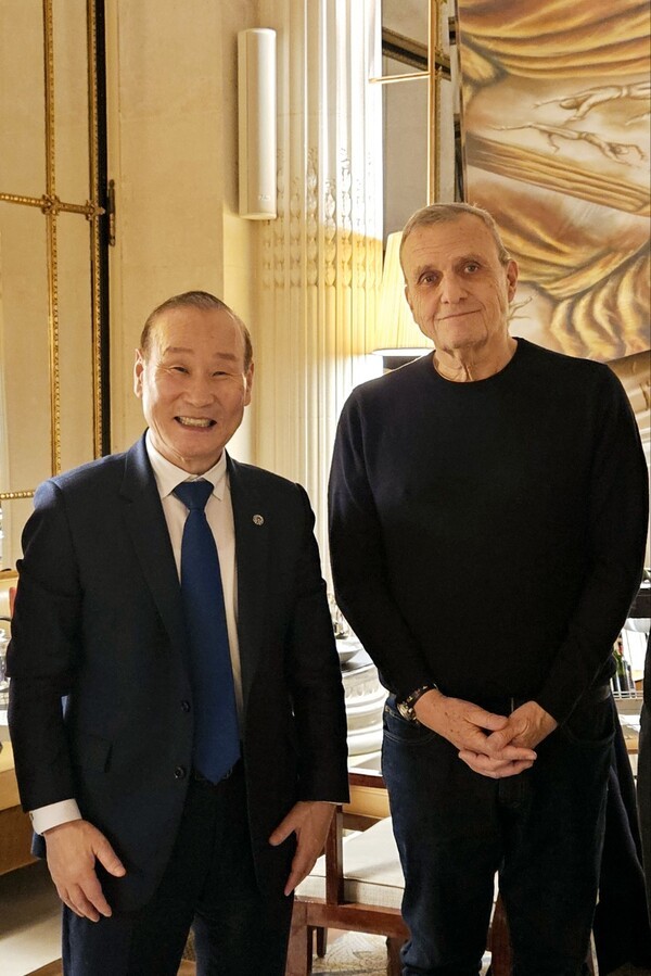 최병오 패션그룹형지 회장(좌)이 지난 10일 프랑스 파리에 위치한 모리스호텔에서 디자이너 장 샤를 드 까스텔바작(우)과 회동했다. [출처=패션그룹형지]