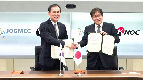 김동섭 한국석유공사 사장(왼쪽)과 다카하라 이치로 조그멕(JOGMEC) 회장 겸 대표이사가 11일 일본 조그멕 본사에서 MOU 체결 후 기념사진을 촬영하고 있다. [출처=한국석유공사]