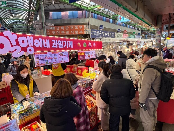지난 10일 서울 종로구 소재 광장시장 내 ‘알맹이네 과일가게 시즌2’ 팝업스토어를 찾은 국내외 방문객들이 알맹이 젤리 제품들을 살펴보고 있다. [출처=EBN]