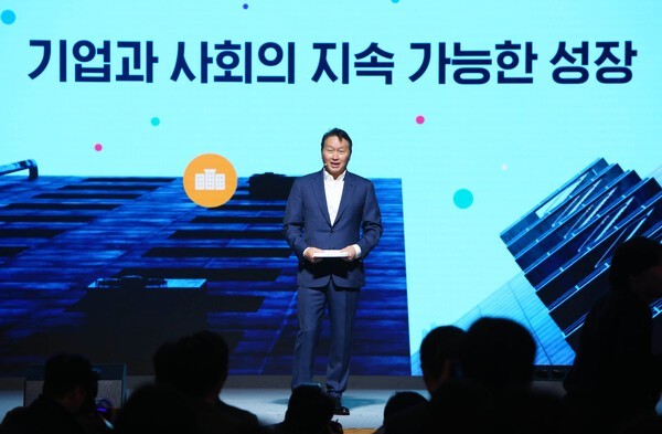 최태원 대한상공회의소 회장이 11일 서울 중구 상의회관에서 열린 ERT 멤버스데이에서 기조강연을 하고 있다. [출처=대한상의]