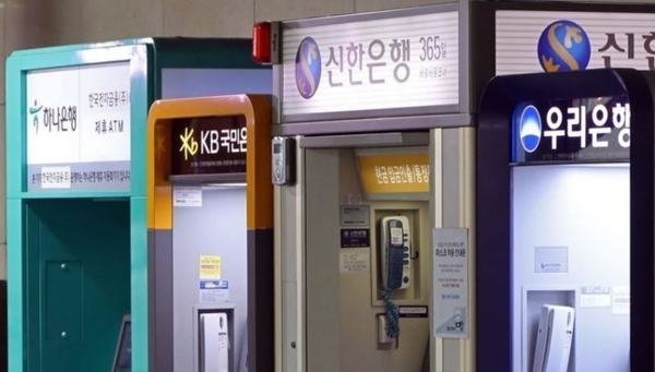 ▶ 은행 변동금리 대출상품의 기준이 되는 신규 취급액 기준 코픽스(COFIX&middot;자금조달비용지수)가 넉달 만에 하락 전환했다.  사진은 시중은행 ATM기. [출처=연합]