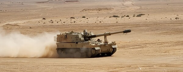 중동 사막을 달리고 있는 K9 자주포. [출처=한화에어로스페이스]