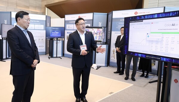 롯데는 1월 9일 롯데월드타워에서 '2025 상반기 VCM'을 개최했다. 본 회의에 앞서 계열사의 AI 우수 혁신사례를 소개하는 'AI 과제 쇼케이스'를 진행했다. 신동빈 롯데 회장(왼쪽)이 롯데케미칼의 'AI 기반 컬러 예측 시스템'에 대한 설명을 듣고 있다. [출처=롯데 ]