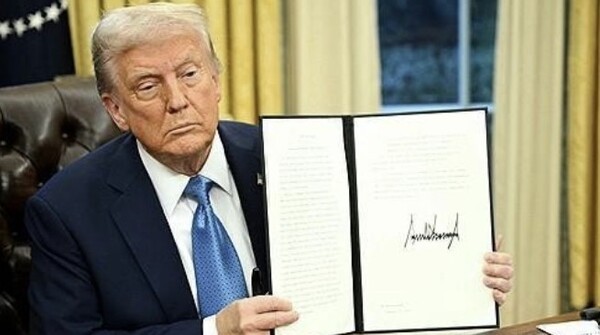 행정명령에 서명한 도널드 트럼프 미국 대통령 [출처=연합]