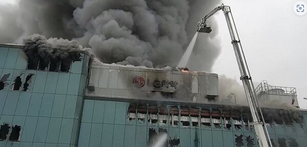 12일 오후 2시께 전북 익산시 용제동의 LG화학생명과학 약품생산동에서 불이 나 소방 당국이 진화 중이다. [출처=전북자치도소방본부]