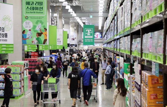 이마트 트레이더스 안성점에서 고객들이 쇼핑을 하고 있다. [출처=이마트]