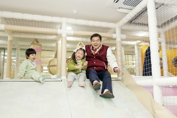 이필형 서울 동대문구청장이 서울형 키즈카페 회기동점에서 아이들과 함께 사진을 찍고 있다. [제공=동대문구]