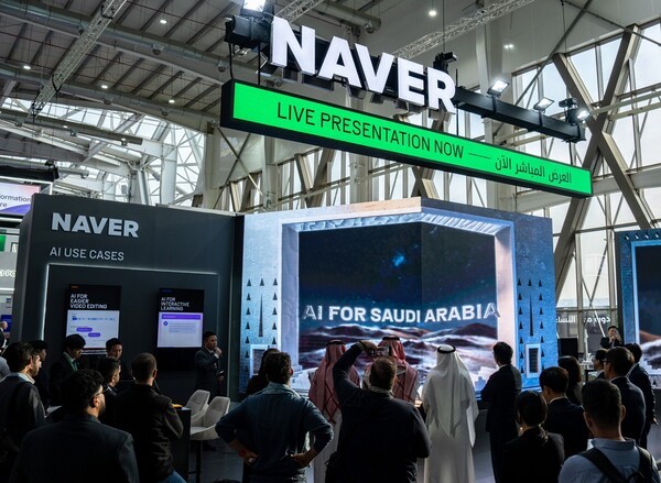 사우디아라비아 글로벌 IT 전시회 'LEAP 2025'에서 팀네이버 프레젠테이션을 경청하는 현지 파트너들과 관람객들. [출처=네이버]