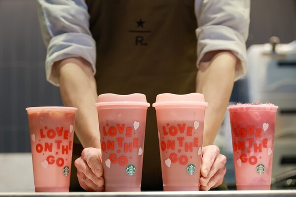 프로모션 음료인 '아몬드 오트 크림 라떼'와 '헤이즐넛 클라우드 모카' 음료 2종이 누적 판매량 100만 잔 달성을 앞두고 있다. [출처=스타벅스]