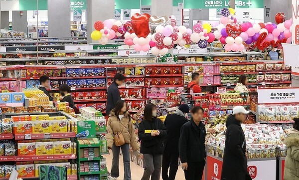 대형마트 의무 휴업일을 주말에서 평일로 변경한 결과, 주변 상권의 평균 매출이 3.1% 증가했다는 조사 결과가 발표됐다. [출처=연합]