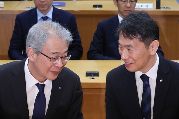 이날 이복현 원장과 임종룡 회장이 공식 석상에 함께 나온 일은 처음으로, 이들은 옆자리에 앉아 대화를 나누는 모습을 연출했다. 금감원이 앞서 우리금융지주·은행 등 검사 결과를 발표하며 '현 경영진 책임론'을 강조한 후여서 세간의 관심이 모아졌다.[출처=연합 ]