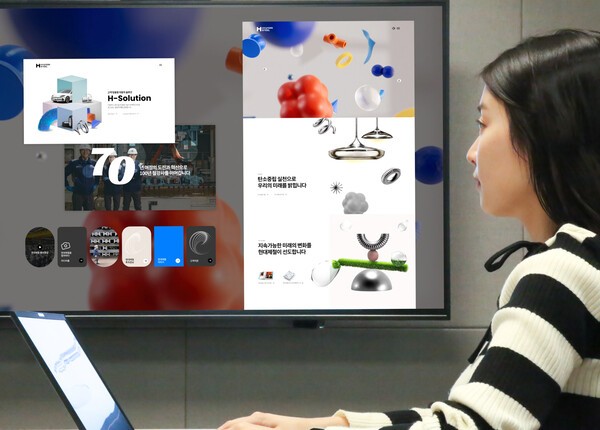 현대제철 직원이 새로 개편된 홈페이지를 사용하고 있다. [출처=현대제철]