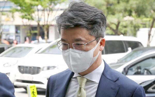 치킨 프랜차이즈 경쟁사 제너시스BBQ 내부 전산망에 불법 접속한 혐의로 기소된 박현종전 bhc 회장에게 징역형의 집행유예가 확정됐다. [출처=연합]