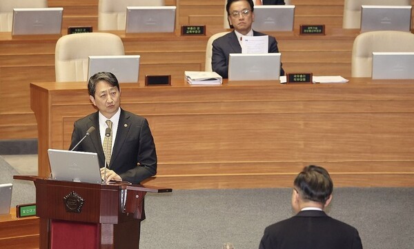 안덕근 산업통상자원부 장관이 13일 서울 여의도 국회 본회의장에서 열린 경제분야 대정부질문에서 국민의힘 고동진 의원의 질의에 답변하고 있다 [출처=연합]