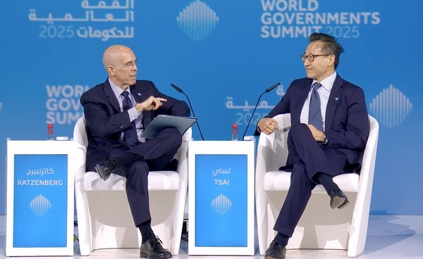 조 차이 알리바바 그룹 회장(우)이 ‘월드 거버먼트 서밋’에서 AI와 오픈소스에 대해 말하고 있다. [출처=알리바바]