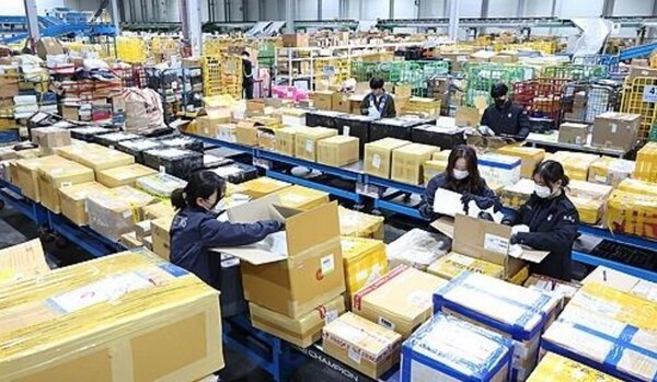 인천공항본부세관 특송물류센터에 쌓인 해외 직구 물품. [출처=연합]