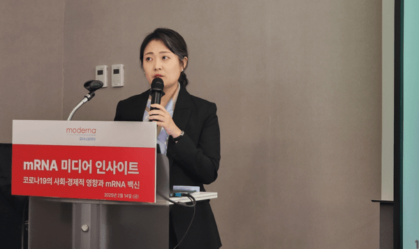 이한길 아주대학교병원 약학대학 교수가 14일 열린 모더나코리아 간담회에서 코로나19로 인한 경제적 손실에 대한 연구결과를 발표하고 있다. [출처=EBN]