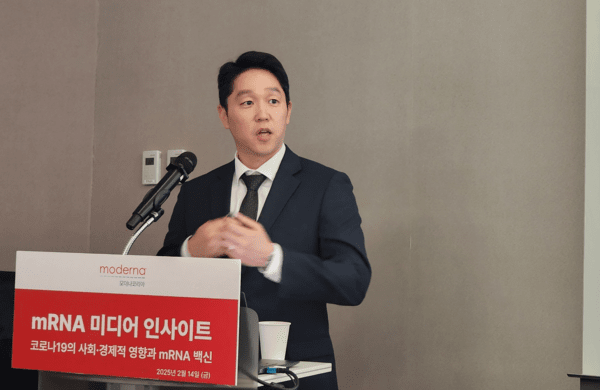 이한솔 모더나코리아 의약부 메디컬 어드바이저가 14일 열린 모더나코리아 간담회에서 모더나 백신에 대해 설명하고 있다. [출처=EBN]