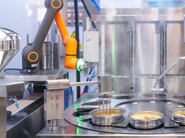 논공휴게소(광주방향)에 설치된 한화로보틱스의 조리로봇이 조리된 음식들을 접시에 담고 있다. [출처=한화로보틱스]