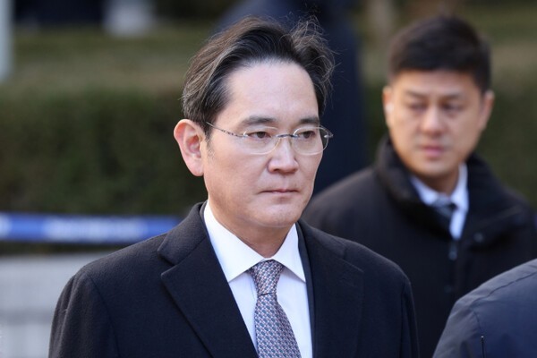 이재용 삼성전자 회장이 지난 3일 오후 서초구 서울고법에서 열린 그룹 경영권 승계 관련 부당합병·회계부정 의혹 항소심 선고공판에서 무죄 판결을 받은 뒤 법원을 나서고 있다. [출처=연합]