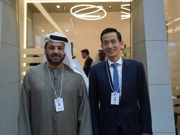 김동관 한화그룹 부회장(사진 오른쪽)이 17일 아랍에미리트(UAE)에서 열린 방위산업 전시회 IDEX 2025에서 EDGE 그룹 CEO '파이살 알 반나이(Faisal Al Bannai)'와 업무 미팅을 진행했다. [출처=한화그룹]