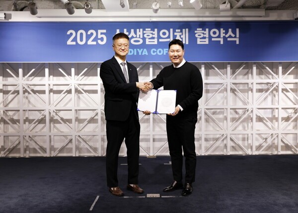 지난 14일 서울 강남구에 위치한 이디야커피 본사에서 열린 상생 협약식에서 조규동 이디야커피 대표이사(왼쪽)와 오승근 가맹점주협의회장이 기념촬영을 하고 있다. [출처=이디야커피]