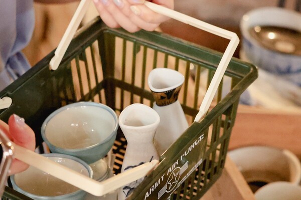 최근 항공사 신규 노선 취항 등으로 인해 조용하고 고즈넉한 분위기를 느낄 수 있는 일본 소도시를 찾는 발길이 급증했다. 일본 사가현 소재 아리타 도자기마을에서 만나볼 수 있는 도자기 모음. [출처=하나투어]