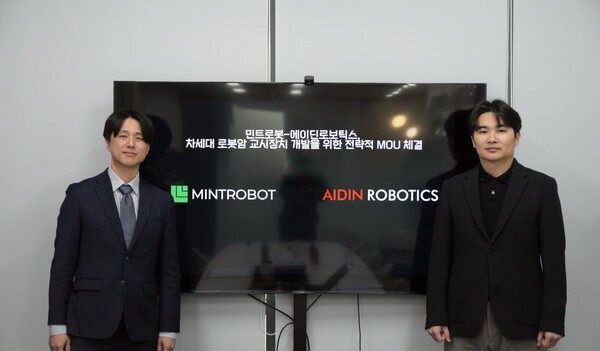 민트로봇 강형석 대표(사진 왼쪽)와 에이딘로보틱스 이윤행 대표가 차세대 로봇암 교시 장치 개발을 위한 업무협약 체결식에 참석한 모습. [출처=에이딘로보틱스]