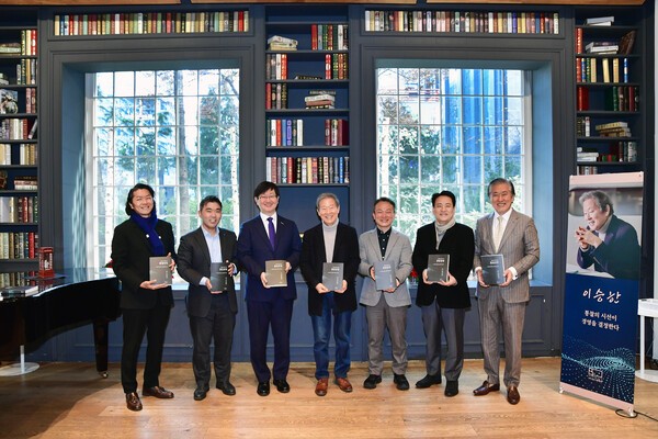 이평수 경기대학교 경영학부 조교수(왼쪽부터), 최동현 중앙대학교 경영경제대 국제물류학과 교수, 김범수 연세대학교 정보대학원 교수, 이승한 N&P그룹 회장(홈플러스 창업 회장), 김연성 인하대학교 경영학과 교수, 이성호 서울시립대학교 경영학부 교수, 설도원 (주)넥스트월드 인사이트 대표 [출처=N&P]