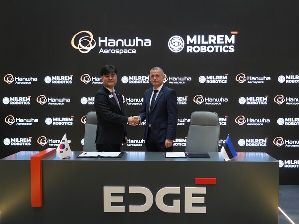 'IDEX 2025' 전시회에서 김동현 한화에어로스페이스 LS사업부장(사진 왼쪽)과 쿨다 바라시(Kuldar Väärsi) 밀렘 로보틱스 CEO가 양사 간 UGV 공동개발 및 전략적 파트너십을 확대하는 양해각서(MOU)를 체결하고 기념사진을 찍고 있다. [출처=한화에어로스페이스]