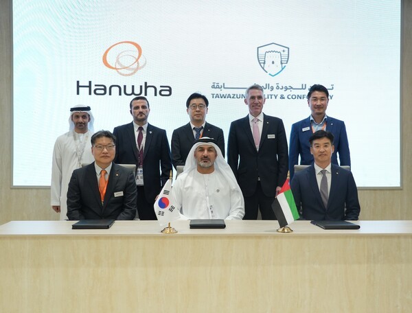 (사진 앞줄 왼쪽부터) 오계환 한화에어로스페이스 중동법인장, 칼리드 모하메드 알 카비(Dr. Khaled Mohamd Al Kaabi) TQC CEO, 박혁 한화시스템 DE사업부장. [출처=한화시스템]