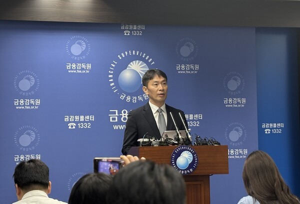 이복현 금융감독원장이 4일 여의도 금감원 본원에서 열린 '2024년 지주·은행 등 주요 검사결과 브리핑'에서 모두발언을 하고 있다. [출처=EBN]