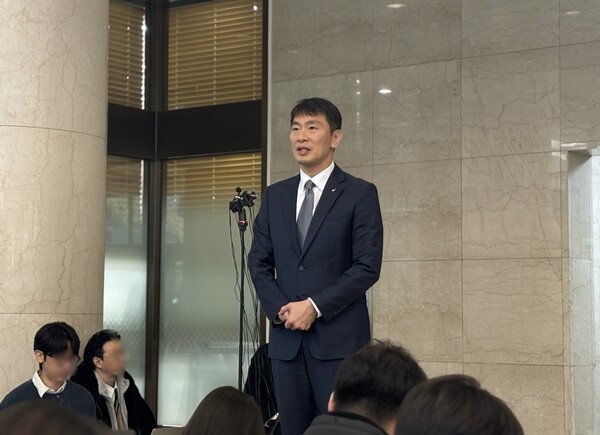 이복현 금융감독원장이 19일 서울 중구 은행연합회에서 열린 은행장 간담회 직후 기자들과 만나 백브리핑을 하고 있다. [출처=EBN]